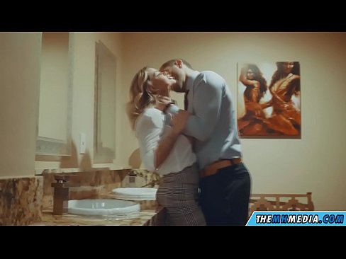 ❤️ Pe a faaosoosoina oe e se blonde busty i totonu o se faletaele lautele ❤  Fa'afeusuaiga ️❤